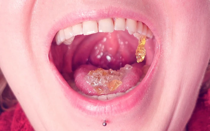 Arya Grander: Asmr: Gelei teddybears snoepjes eten. Kauwen. Mond close-up.