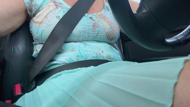 Step Mommy: Elegantní dáma jezdí do práce a tře si kundičku rukou...