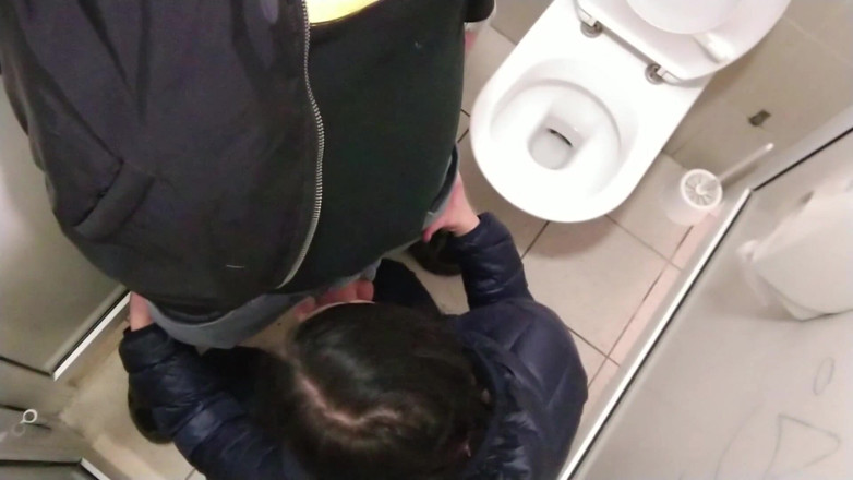 Toilet Mommy: Sborrata in un bagno pubblico