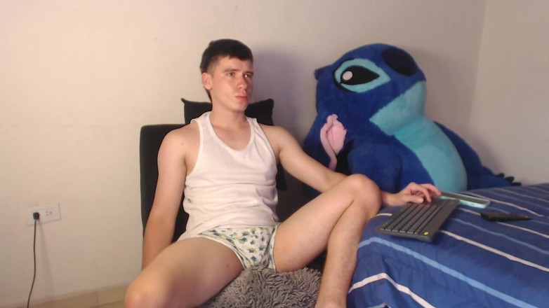 Icyhot707: 年轻的大个子拉丁裔在裤子上手淫