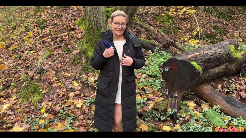 Daddys Luder: 极度饥渴的熟女屄在户外潮吹