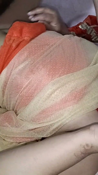 Seorang wanita berkahwin dengan suaminya dan mempunyai teman lelaki muda; Si Dia Berkongkek denganNya