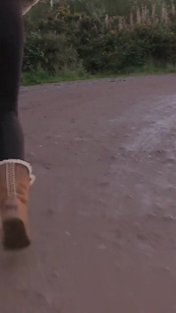 Vollbusige britische MILf will sahnige titten, damit sie in der dämmerung zu einer schmutzigen dogging-mission auskommt