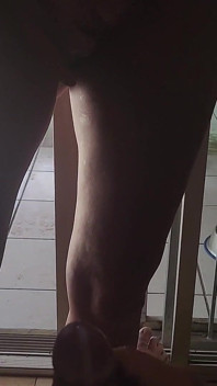 Masturbándose mientras mi madrastra se folla el coño contra la ventana