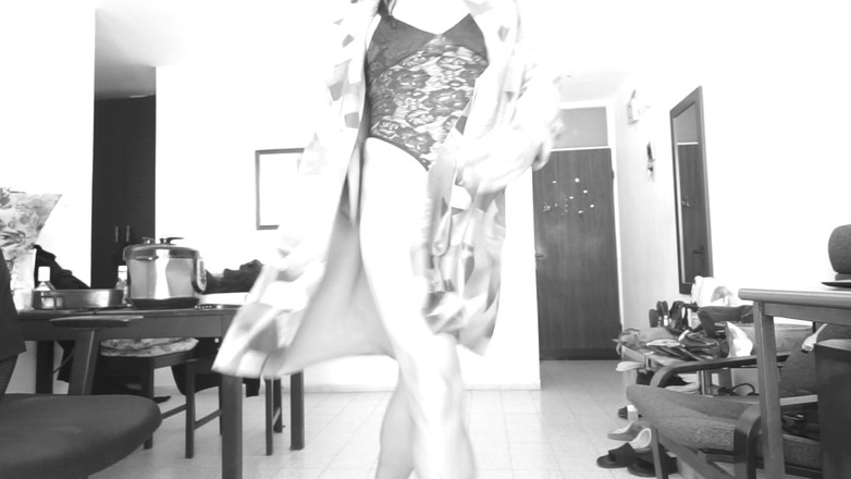 Voyager: Она С Радостью Распахивает Свое Осеннее Пальто И Показывает Все, Что Под Ним