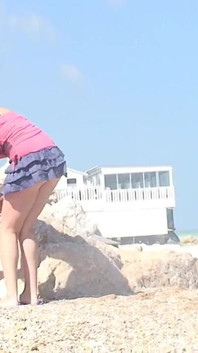Adrianne op het strand! Knipperende video!