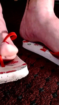Rote Zehennägel flop flops reife füße