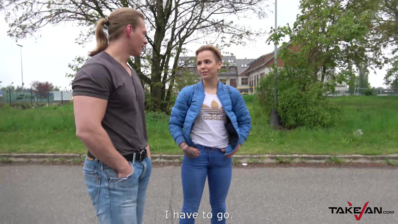 Take Van: Po fotbalovém zápase dívka přijme jízdu od cizinců a zamiluje...