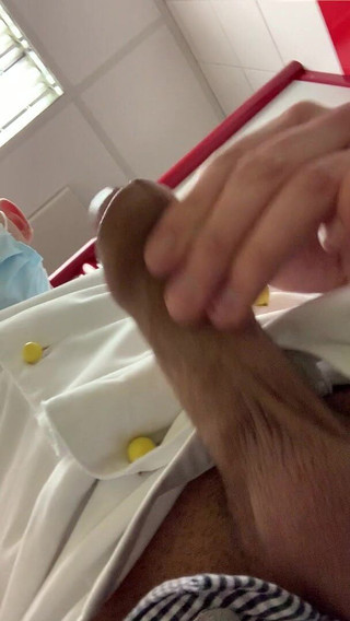 Twinkboy82: Duitse jonge twink-jongen trekt zich af op het werk
