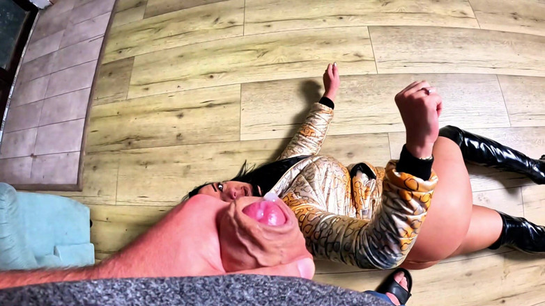 MilfyCalla: Golden Glossy Downjacket POV. Deepthroat, šukání do obličeje a dvojité stříkání...