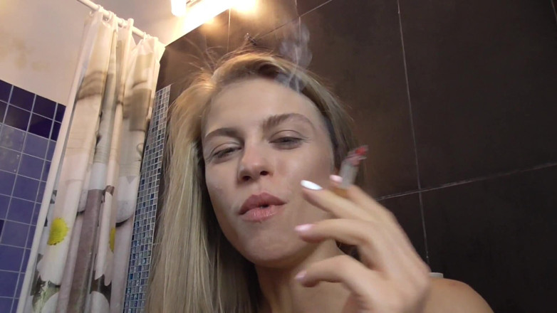 Solo Austria: La cagna di kisrtin fuma in bagno