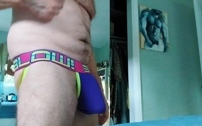 Hairyartist: Ношение твоих стрингов делает меня возбужденной свиньей