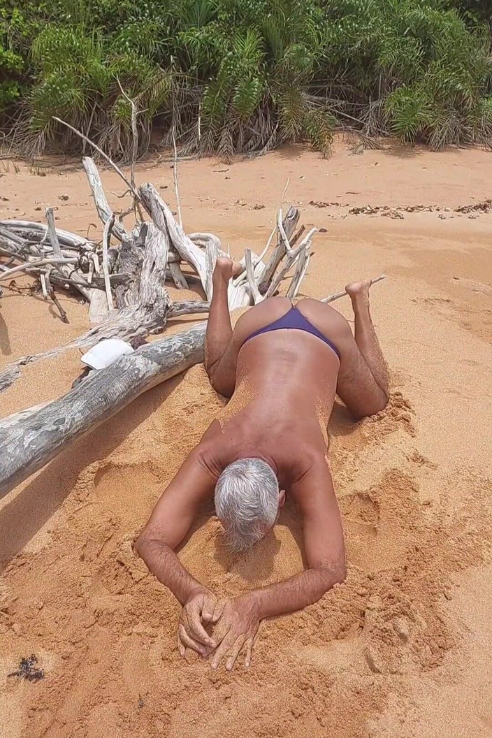 Ladysilvas: Ladysilva mặc bikini trên bãi biển rất gợi cảm cặp...