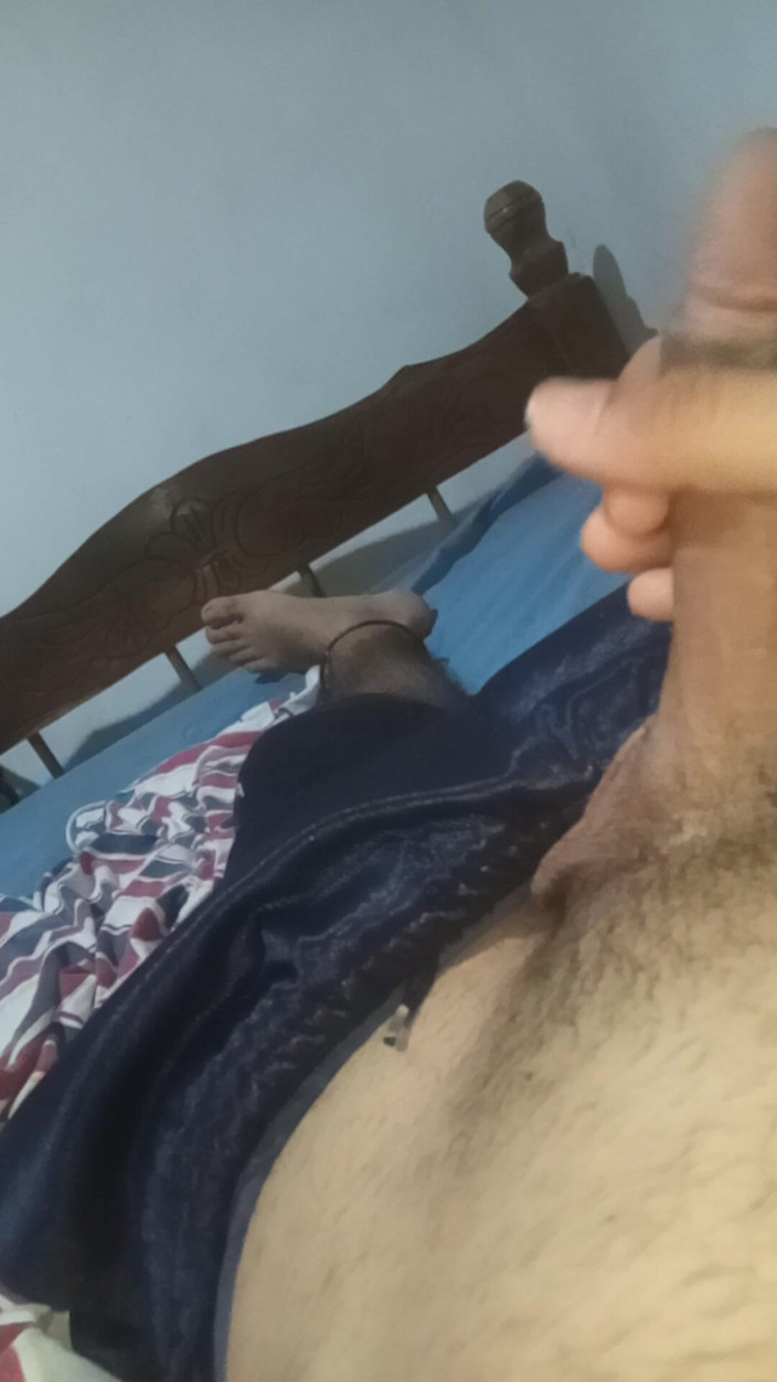 Cute boy jerks off: Junger mann entspannt mit einer in seinem zimmer, während seine...