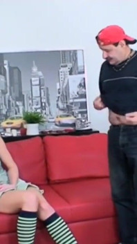 Fetei blonde nu-i place să audă chitara acestui bărbat matur cântând, dar îi place să-i fută pula matură