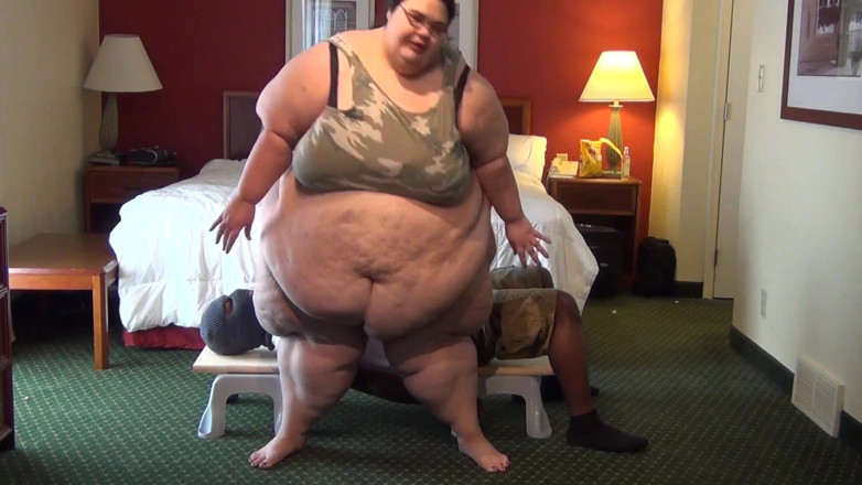 Full Weight Productions: BigmommaKat e luscious Luna esfregando squeaker no banco!!