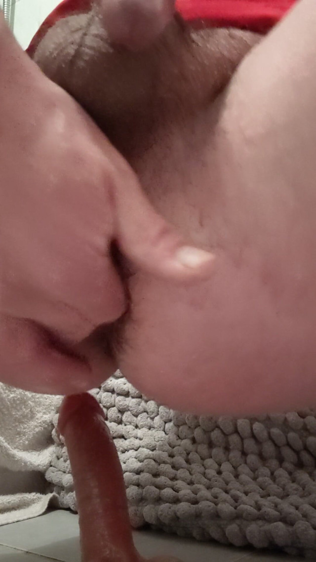 He's Using a Dildo on His Ass (FrozenFactor35)