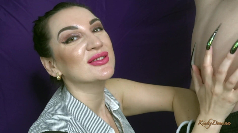 KinkyDomina: La malvagia con unghie lunghe e affilate si gratta