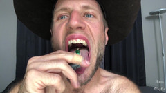 Adam Castle Solo: Dom & Devour s obřím kovbojem na Shrunken