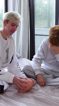Un mec à la bite énorme baise un joli minet pour le faire trembler et lui éjacule dedans