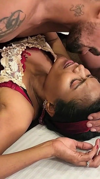 Sexy manželka hardcore sex s manželem Desi sex mokrá kundička