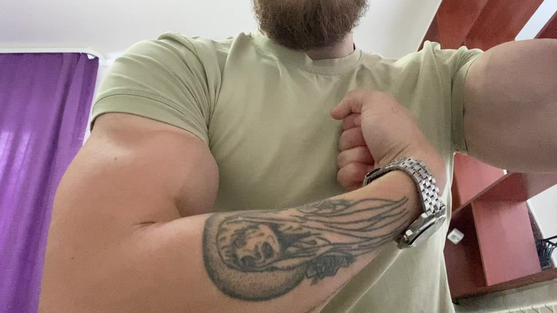 Hunky time: Uctívejte mé svaly a chlupaté tělo