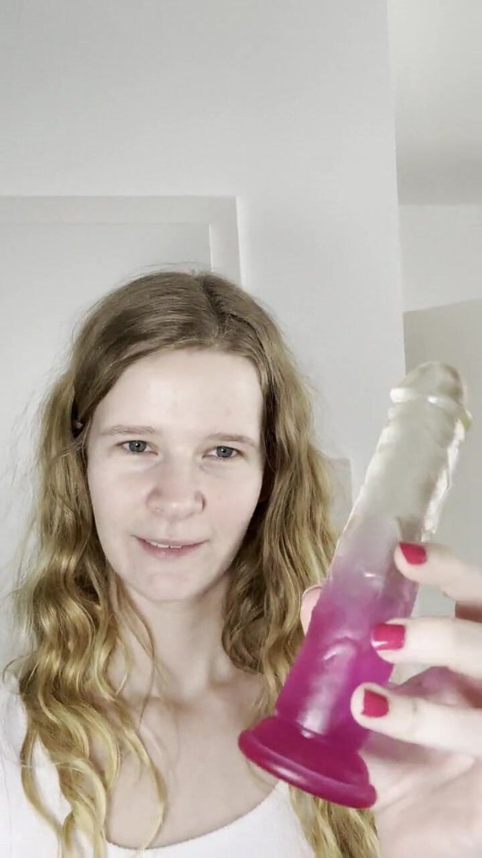 Bikergirl_97: main ise apni sauteli mammi ke dildo ke saath prapt...