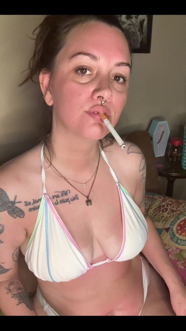 Chery Trees: Chery trees raucht in einem bikini