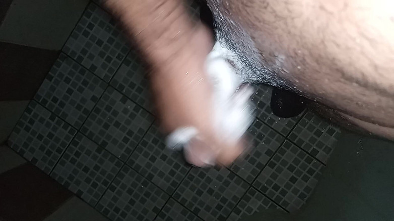 Cute boy jerks off: Nella beatitudine con sapone e acqua che sono arrivati dal...