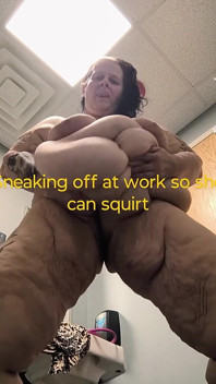 Elle se faufile au travail et elle va squirter