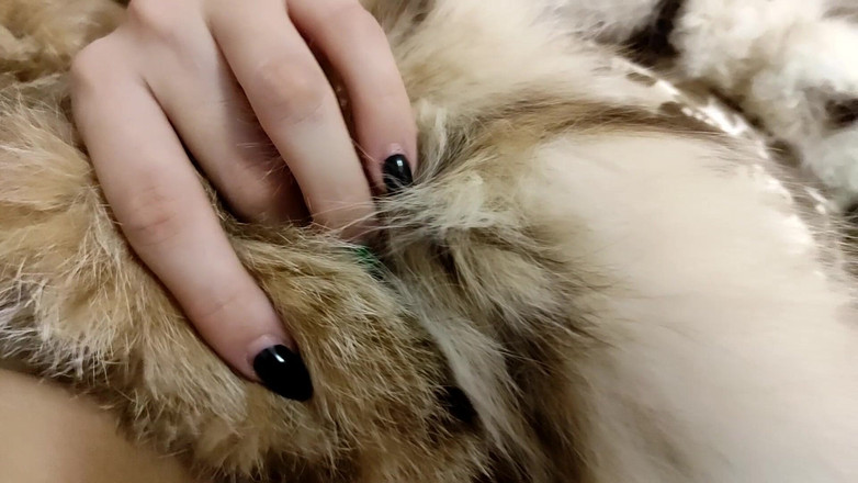 Princess18_: 用毛皮自慰并潮吹