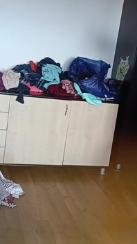 素人女人在试穿衣服和剪衣服时玩得很开心