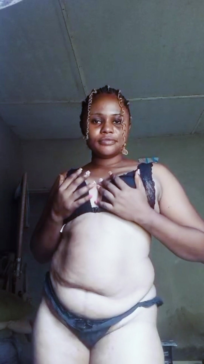 Lovelee: Une fille du village de miel s’incendie