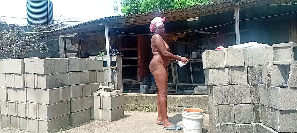 Creamyshuga: Sexigt byflicka bad utanför föreningen