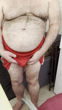 Koç Karl'ın taşakları yarağını okşuyorken yanlışlıkla spor salonu şortunun dışına çıkıyor.