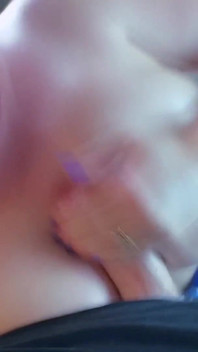Tante seksi dengan toket besar yang berkeringat dicrot di mulut xxx