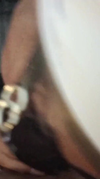 MILF dalam kacamata hitam POV blowjob dengan cumshot di mulut