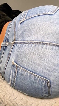 Jambe en l’air, cul dehors
