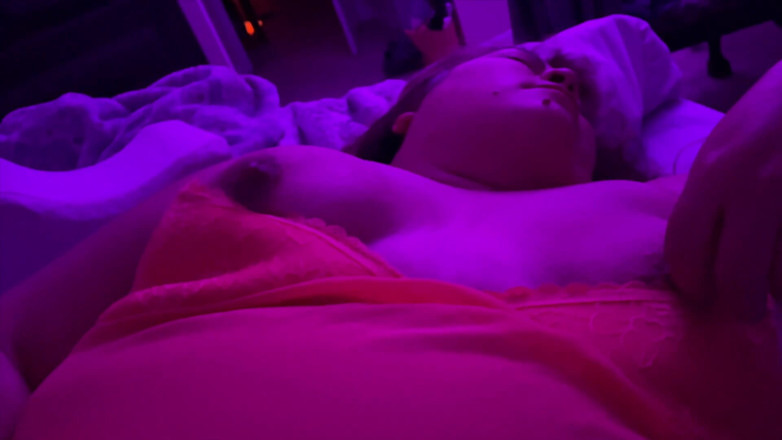 Namora Minx: Awek montel Asia bermain dengan pepeknya