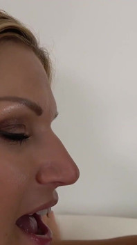 Chicas tetonas lezkiss aman los besos profundos y chupando lenguas