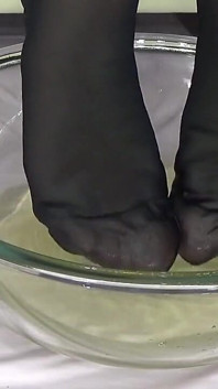 Si matang bertetek besar berkencing pada kaki nilon