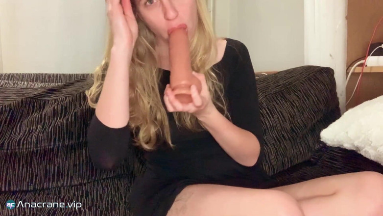 Ana Crane: Une blonde passionnée joue avec un gode et se met...
