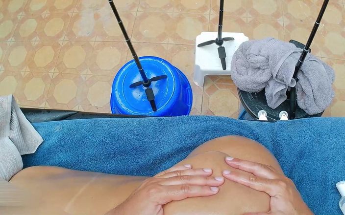 SENSESEX: Üvey anne kendini masöz yapıyor.