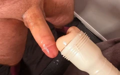 Papà orso martella il suo nuovo buco di culo di fleshlight