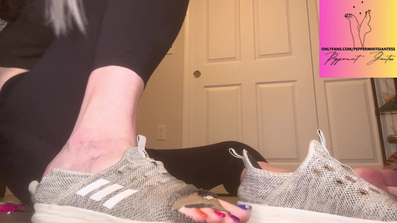 Peppermint Giantess: 67 godin fakkels &amp; snijdt kleine maat 7 sportschoenen | Totaal wrak