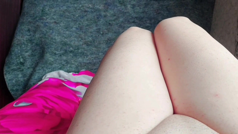 Kitty_Cross: 不可抗拒的娘娘腔一边玩笑一边展示曲线