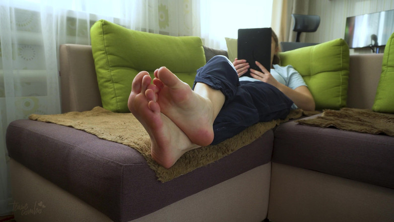 Teasecombo 4K: セクシーな十代のアマチュアは彼女の裸の足の裏足フェチを披露