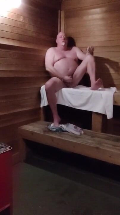 beardaddychub: Beardaddychub saunaya giriyor