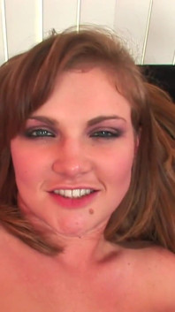 Une nana à gros cul se fait baiser par une grosse bite noire et reçoit un creampie en POV