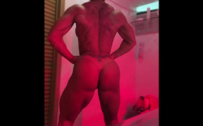 Alesyamuscledoll: Muscoli abbronzati